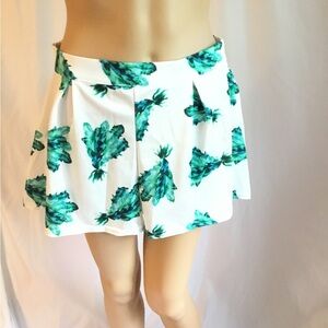 Ethan & Cocoa White Skort With Green Leaf Pattern EUC